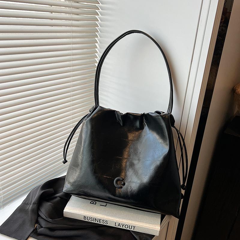 Textured bucket bag 2025 new trendy high-end niche women s bag versatile single shoulder messenger tote bag 36*10*29
Textured bucket bag 2025 new trendy high-end niche women s bag versatile single shoulder messenger tote bag 36*10*29