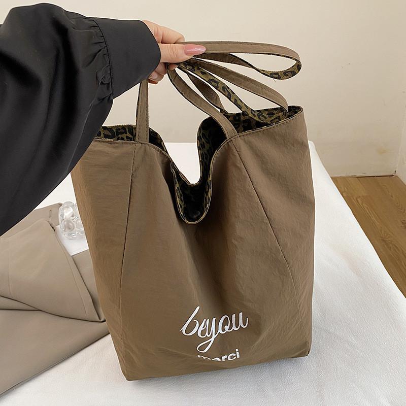 Chic And Versatile Women s Tote Bag With Large Capacity Suitable For Daily Use And Shopping Back
Chic And Versatile Women s Tote Bag With Large Capacity Suitable For Daily Use And Shopping Back
