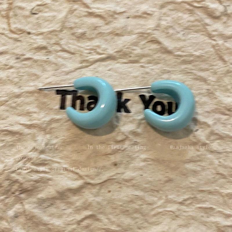 Seaside vacation style straw sunflower earrings personality temperament is thin and versatile western style earrings
Seaside vacation style straw sunflower earrings personality temperament is thin and versatile western style earrings