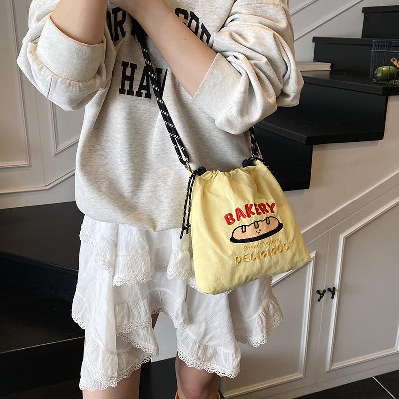 New nylon embroidered mobile phone bag fashionable versatile messenger bag simple drawstring canvas shoulder bag 21*5.5*20
New nylon embroidered mobile phone bag fashionable versatile messenger bag simple drawstring canvas shoulder bag 21*5.5*20