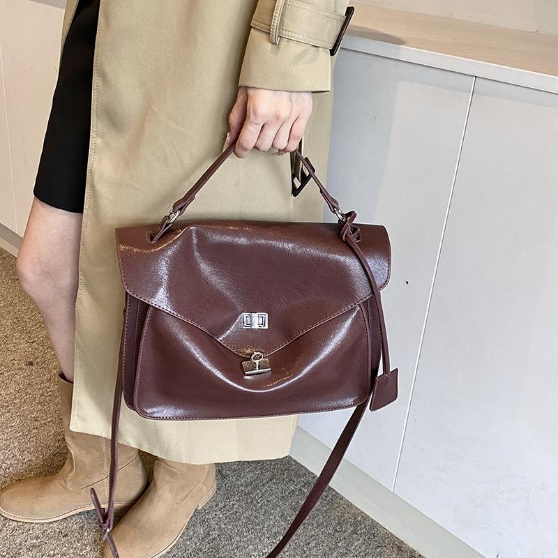 Light luxury soft leather large capacity shoulder messenger bag 2025 new women s handbag retro fashion commuter messenger bag темно-коричневого кольору
Light luxury soft leather large capacity shoulder messenger bag 2025 new women s handbag retro fashion commuter messenger bag темно-коричневого кольору