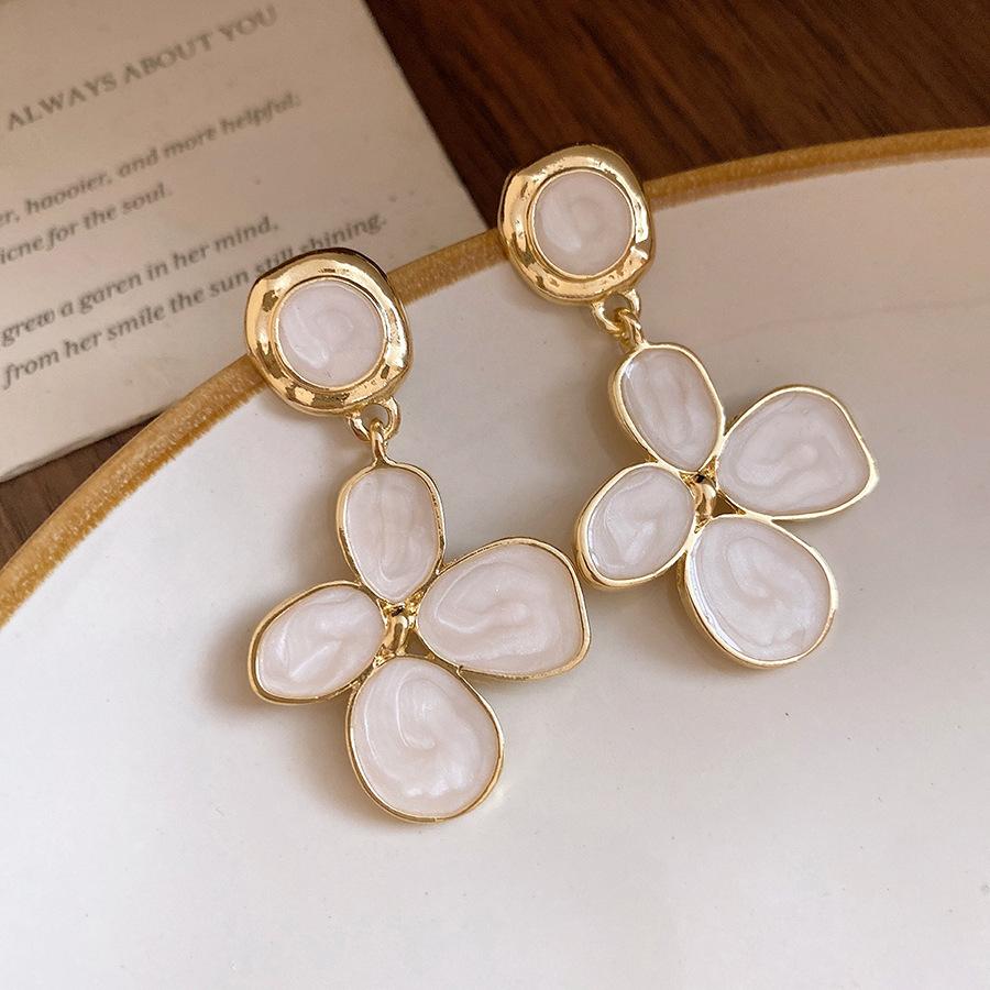 Silver needle dripping oil flower pendant earrings retro Maillard simple fashion stud earrings light luxury high-end earrings
Silver needle dripping oil flower pendant earrings retro Maillard simple fashion stud earrings light luxury high-end earrings