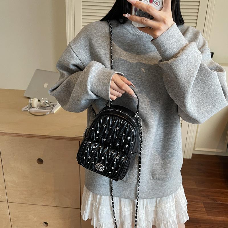 Премиальный нишевый рюкзак с бриллиантами, женский новый модный универсальный рюкзак, дорожная сумка, тренд чёрный
Премиальный нишевый рюкзак с бриллиантами, женский новый модный универсальный рюкзак, дорожная сумка, тренд чёрный