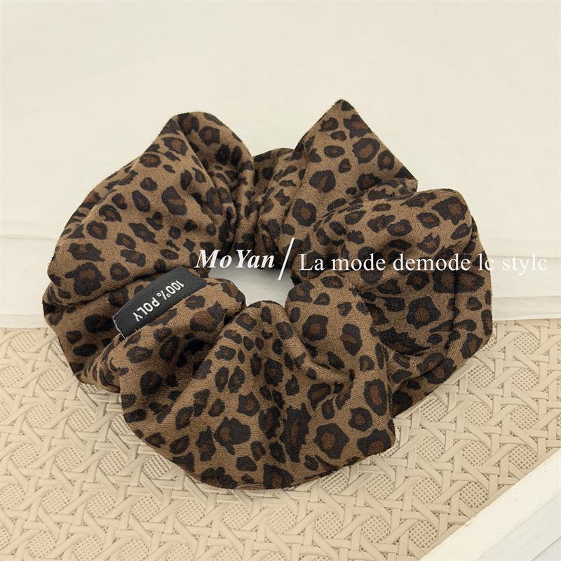 Chic Leopard Print Scrunchie - Retro Ponytail & Bun Hair Tie Headband
Chic Leopard Print Scrunchie - Retro Ponytail & Bun Hair Tie Headband