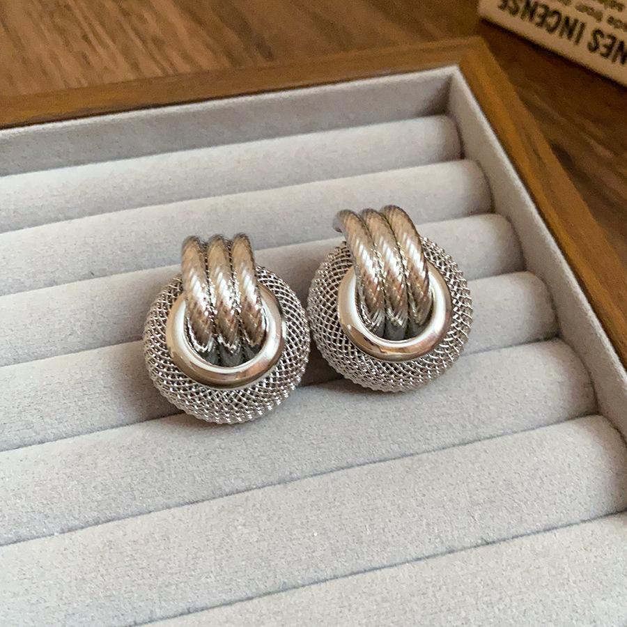 Silver needle round metal hollow earrings European and American temperament earrings light luxury high-end earrings design sense niche
Silver needle round metal hollow earrings European and American temperament earrings light luxury high-end earrings design sense niche