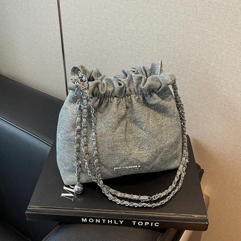 Популярна цього року жіноча сумка 2024 року, нова повсякденна сумка-відро, модна осінньо-зимова сумка високого класу на ланцюжку синій
Популярна цього року жіноча сумка 2024 року, нова повсякденна сумка-відро, модна осінньо-зимова сумка високого класу на ланцюжку синій