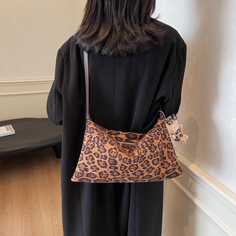 Популярная сумка с леопардовым принтом большой вместимости на осень и зиму, женская новая повседневная универсальная сумка-мессенджер 2025 года, ретро-сумка через плечо для поездок на работу 35*8*20 коричневый
Популярная сумка с леопардовым принтом большой вместимости на осень и зиму, женская новая повседневная универсальная сумка-мессенджер 2025 года, ретро-сумка через плечо для поездок на работу 35*8*20 коричневый