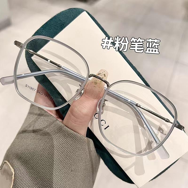 Color-Changing Advanced Sense Of Women, Plain Face, Small Tide, Round Face, Ultra-Light, Can Be Matched With Degree Glasses Frame anti-blue light without discoloration
Color-Changing Advanced Sense Of Women, Plain Face, Small Tide, Round Face, Ultra-Light, Can Be Matched With Degree Glasses Frame anti-blue light without discoloration