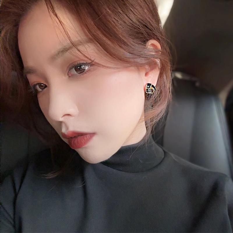 Silver needle geometric stud earrings women s new earrings light luxury niche design temperament high-end earrings чорний
Silver needle geometric stud earrings women s new earrings light luxury niche design temperament high-end earrings чорний