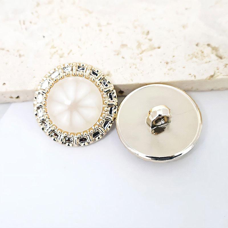 Пальто Пластиковые Перламутровые Пуговицы Тренч Пальто Пуговицы Имитация Металла Выпуклые Пуговицы Высококачественные Пуговицы на Ножке CC02 Pearl Button 40L = 25MM Bright White
Пальто Пластиковые Перламутровые Пуговицы Тренч Пальто Пуговицы Имитация Металла Выпуклые Пуговицы Высококачественные Пуговицы на Ножке CC02 Pearl Button 40L = 25MM Bright White