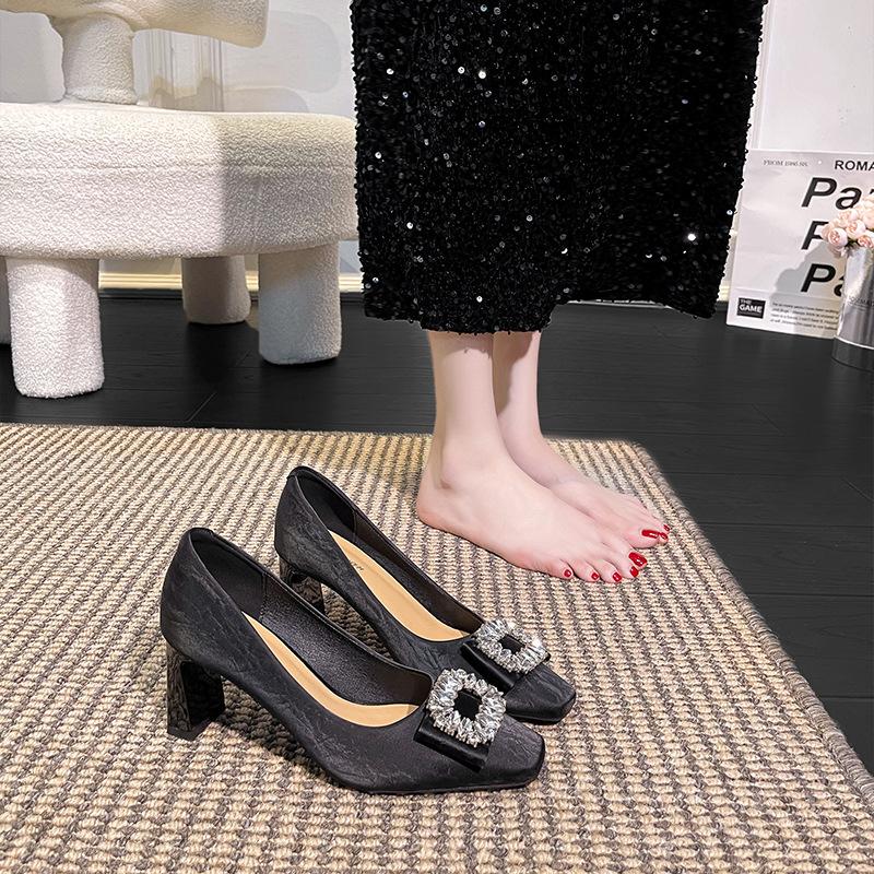 Черные туфли на высоком каблуке, темперамент, толстый каблук, не уставшие ноги, новинка 2025 года, весна и осень, стразы, квадратная пряжка, французская квадратная головка, мелкий рот, одинарный ш 34 чёрный
Черные туфли на высоком каблуке, темперамент, толстый каблук, не уставшие ноги, новинка 2025 года, весна и осень, стразы, квадратная пряжка, французская квадратная головка, мелкий рот, одинарный ш 34 чёрный