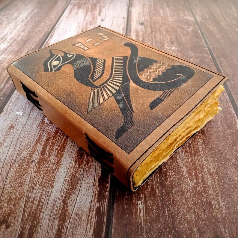 Кожаный журнал дизайн египетская кошка кожаный дневник кожаный блокнот кожаный скетчбук журнал для путешествий журнал для записей журнал ручной работы подарок. 10 x 7 in
Кожаный журнал дизайн египетская кошка кожаный дневник кожаный блокнот кожаный скетчбук журнал для путешествий журнал для записей журнал ручной работы подарок. 10 x 7 in