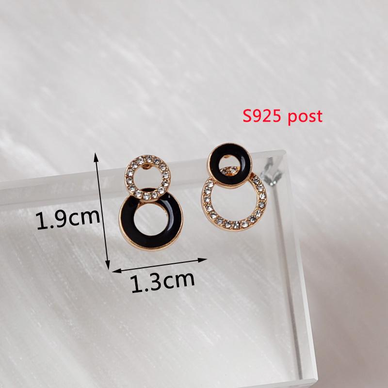 Asymmetric Black Round Stud Earrings Exquisite Small Earrings for Girls Korean Fashion Ear Zircon Unusual Earrings bijoux femme
Asymmetric Black Round Stud Earrings Exquisite Small Earrings for Girls Korean Fashion Ear Zircon Unusual Earrings bijoux femme