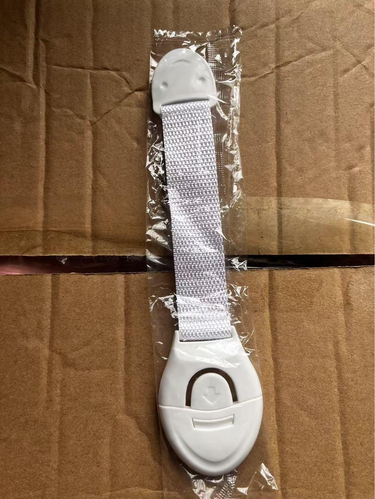 Детский замок безопасности для ящиков и шкафов - защита раздвижных дверей от защемления белый
Детский замок безопасности для ящиков и шкафов - защита раздвижных дверей от защемления белый