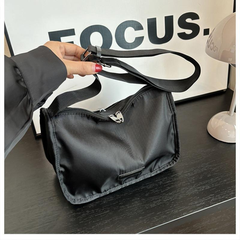 Simple nylon shoulder bag fashion casual trendy messenger bag class commuting simple small square bag one size fits all
Simple nylon shoulder bag fashion casual trendy messenger bag class commuting simple small square bag one size fits all