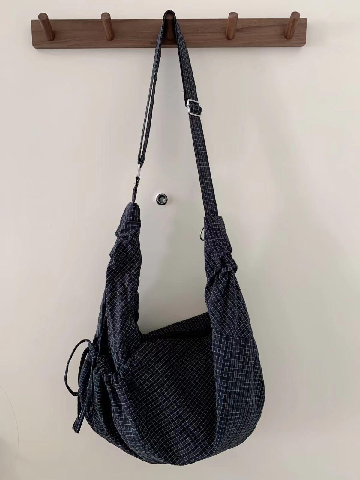 Korean plaid pleated dumpling bag women s large capacity shoulder messenger bag retro versatile tote bag
Korean plaid pleated dumpling bag women s large capacity shoulder messenger bag retro versatile tote bag