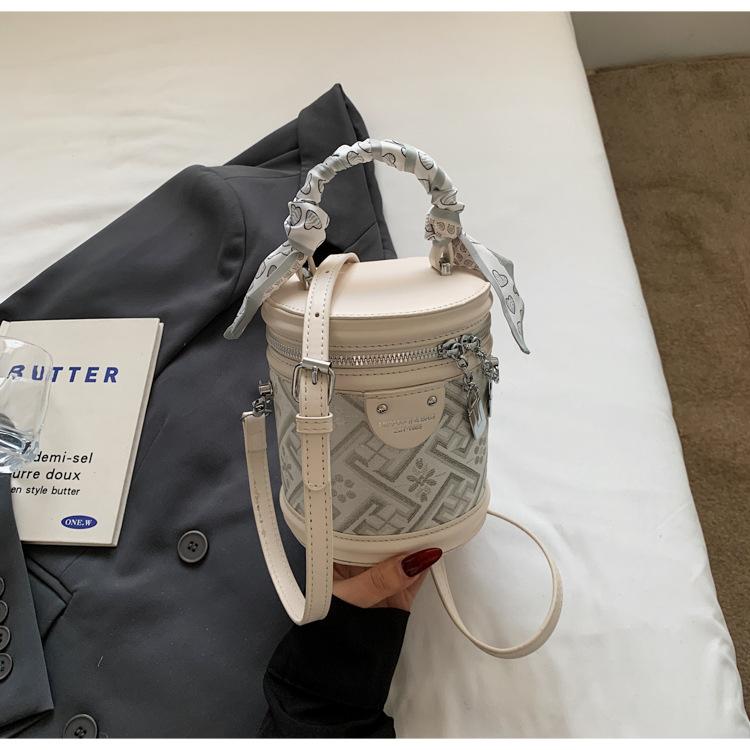 Handheld bucket bag women s 2025 new national style light luxury embroidery temperament versatile commuter advanced sense messenger bag
Handheld bucket bag women s 2025 new national style light luxury embroidery temperament versatile commuter advanced sense messenger bag