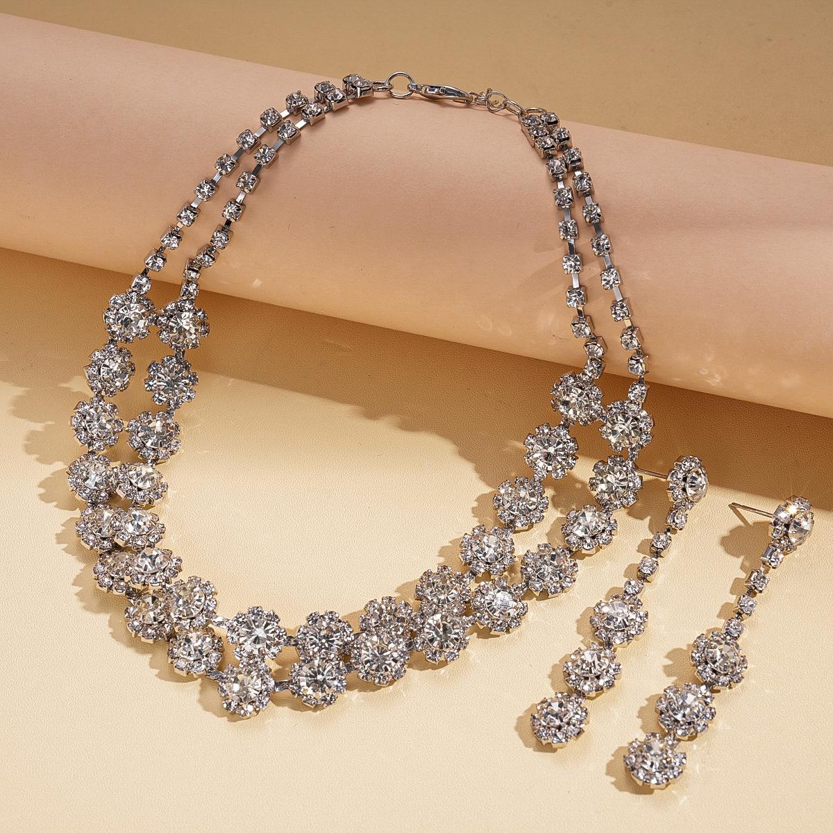 Two-piece Diamond Round Flower Double Clavicle Chain Exquisite Versatile Necklace
Two-piece Diamond Round Flower Double Clavicle Chain Exquisite Versatile Necklace