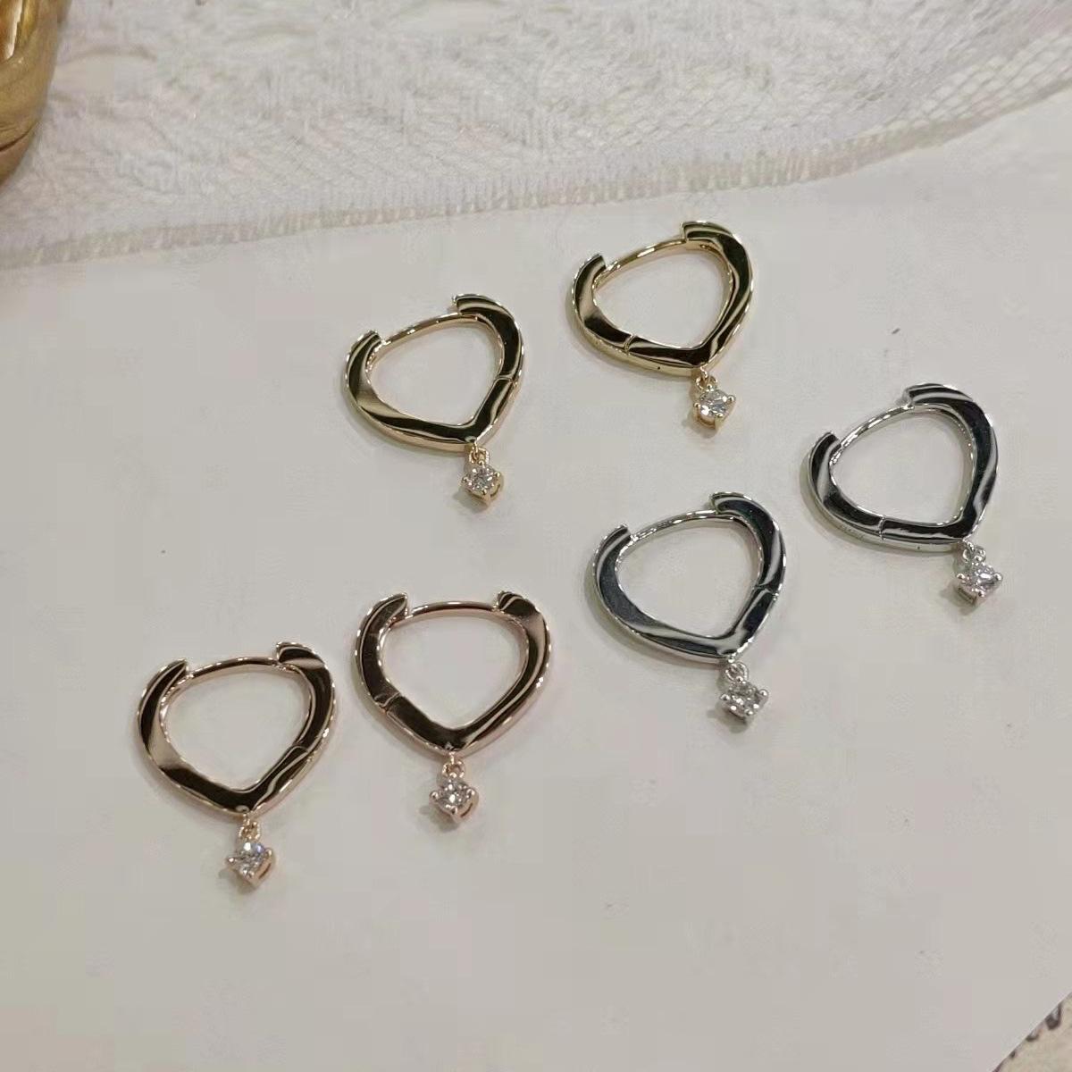Korean Version of Fashion Temperament Cute Earrings Women s V-shaped Niche Accessories Stud Earrings
Korean Version of Fashion Temperament Cute Earrings Women s V-shaped Niche Accessories Stud Earrings