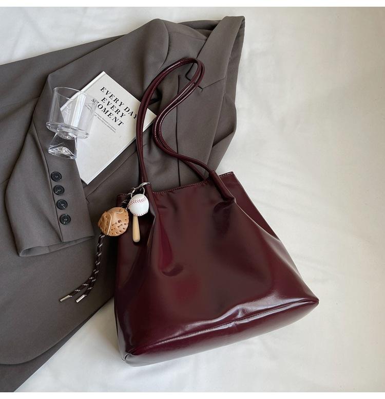 Autumn bucket bag, high-end sense, exquisite large-capacity commuter tote bag, high-value versatile shoulder bag, niche women s bag no pendant
Autumn bucket bag, high-end sense, exquisite large-capacity commuter tote bag, high-value versatile shoulder bag, niche women s bag no pendant