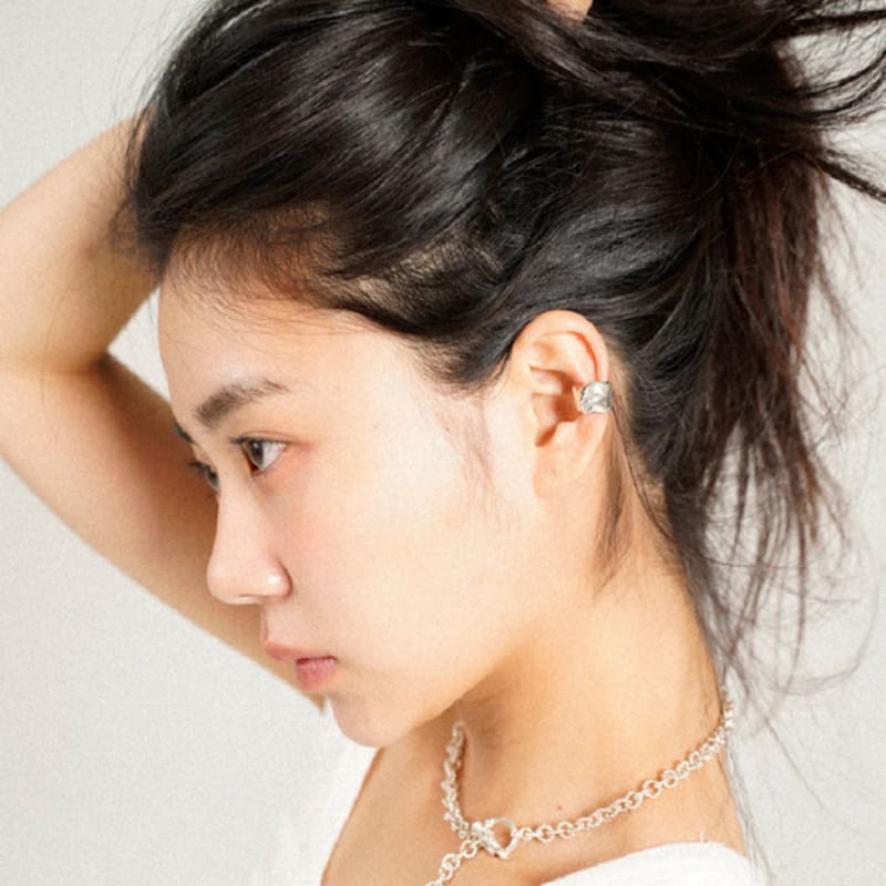 Moodydoo Crumpled paper earcuff SIlver
Moodydoo Crumpled paper earcuff SIlver