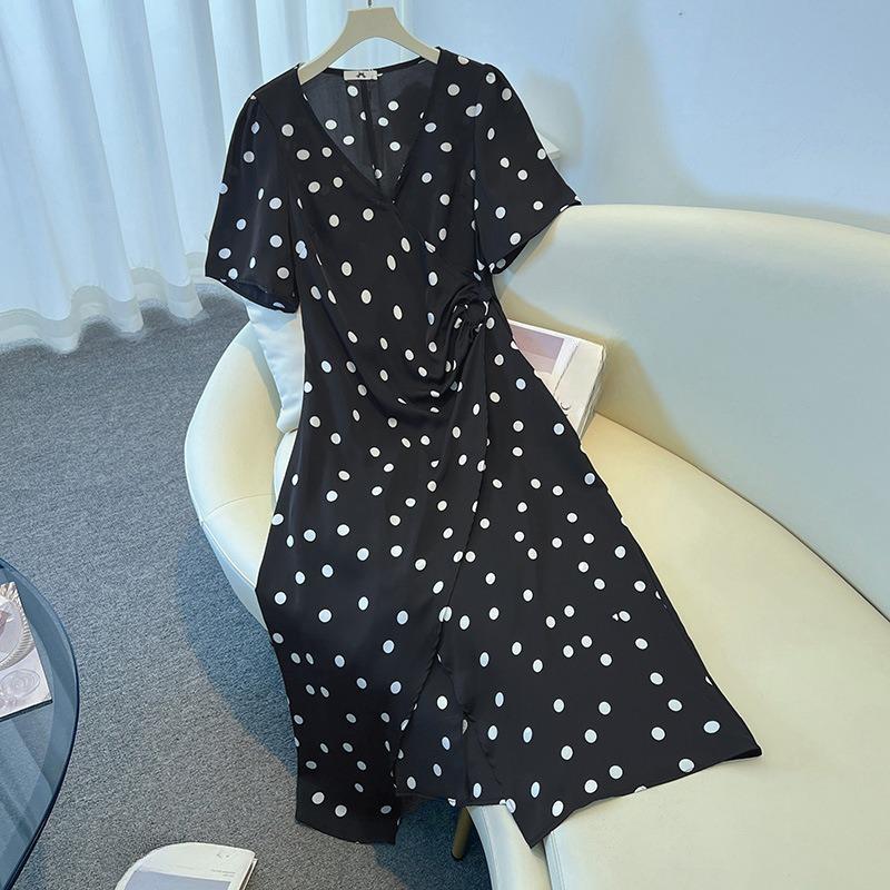 A Plus-size Women s V-neck Short-sleeved Polka Dot Dress with Pleated Summer Style 6XL чорний
A Plus-size Women s V-neck Short-sleeved Polka Dot Dress with Pleated Summer Style 6XL чорний