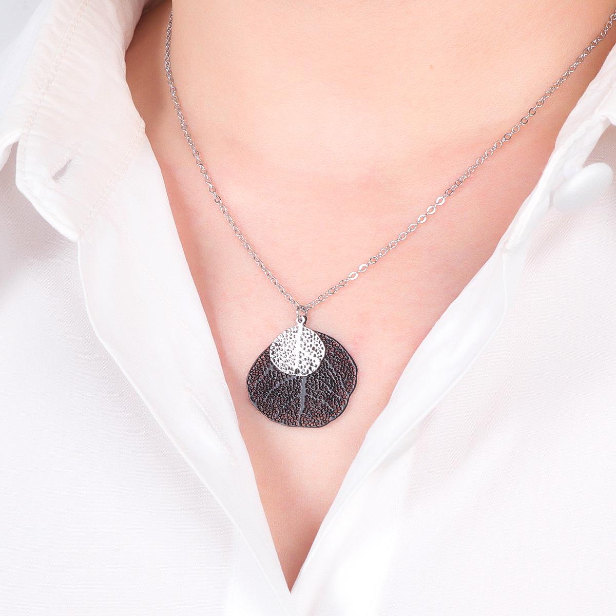 Gun Black Leaf Pendant Necklace – Hollow Design for Women – Cross-border Fashion Statement чёрный/серебряный
Gun Black Leaf Pendant Necklace – Hollow Design for Women – Cross-border Fashion Statement чёрный/серебряный