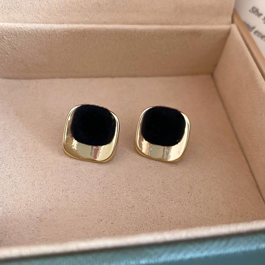 Silver Needle Flocked Geometric Stud Earrings: Chic, Versatile Fashion Jewelry for Women - Perfect for Autumn and Winter.
Silver Needle Flocked Geometric Stud Earrings: Chic, Versatile Fashion Jewelry for Women - Perfect for Autumn and Winter.