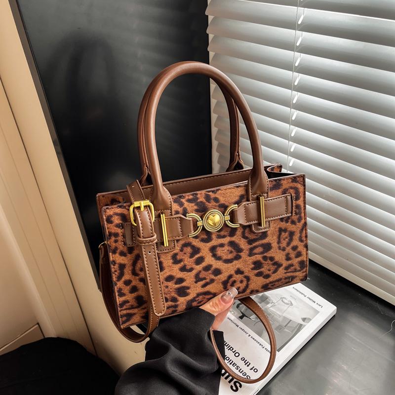 Korean Retro Platinum Handbag Women s Fashion Crossbody Bag Small Design Luxury Sensation Handheld Bag for Daily Soft PU Leather
Korean Retro Platinum Handbag Women s Fashion Crossbody Bag Small Design Luxury Sensation Handheld Bag for Daily Soft PU Leather