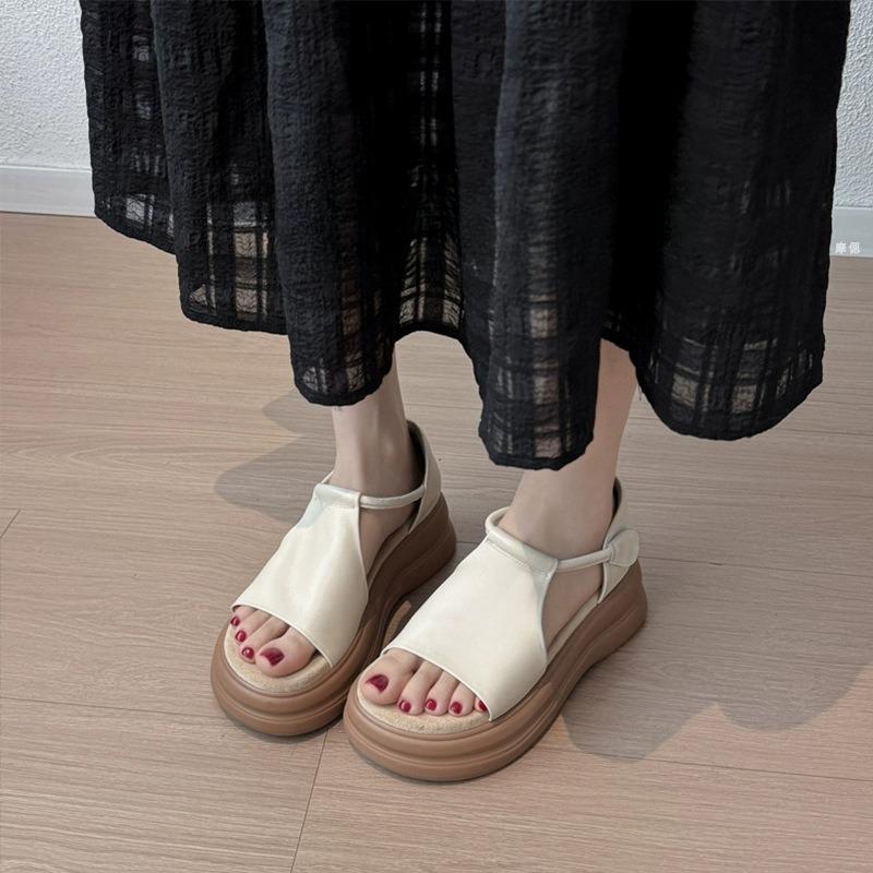 New Casual Beach Sandals for Women with Thick Soles and Height-increasing Shoes 40 чорний
New Casual Beach Sandals for Women with Thick Soles and Height-increasing Shoes 40 чорний