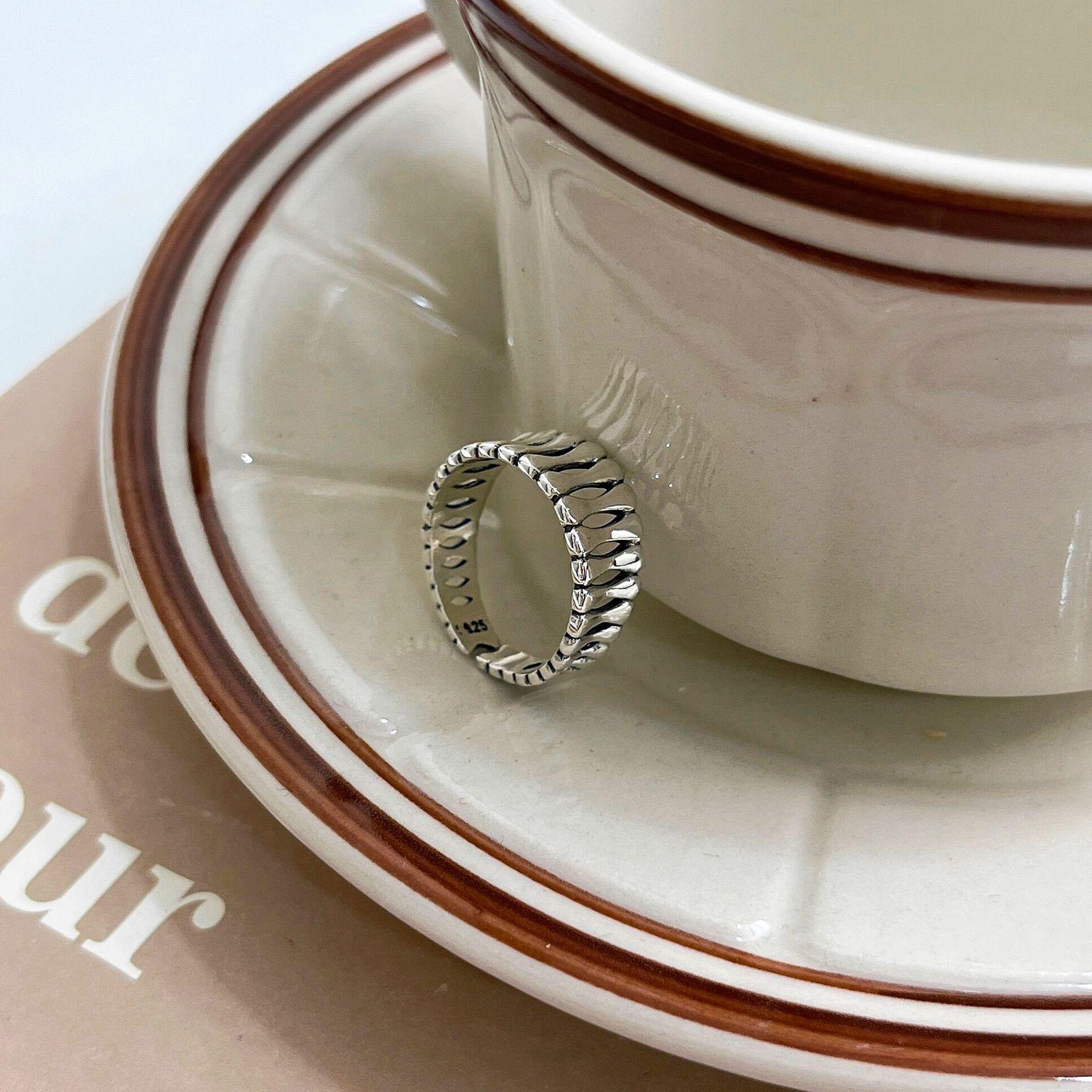 Серебряное неровное полированное открытое кольцо – женское корейское плиссированное кольцо с тяжелой текстурой, стерлинговое серебро S925. Adjustable Open
Серебряное неровное полированное открытое кольцо – женское корейское плиссированное кольцо с тяжелой текстурой, стерлинговое серебро S925. Adjustable Open