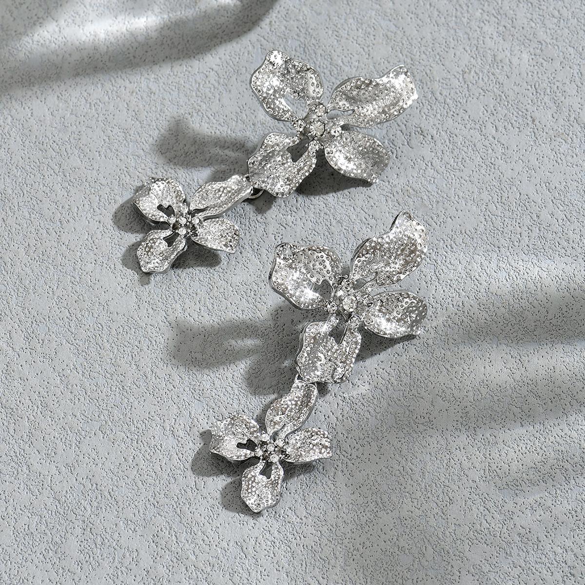 Minimalist Silver Color Textured Double Flower Drop Earrings Women Layerable Floral Earrings For Daily Wear Fashion Jewelry
Minimalist Silver Color Textured Double Flower Drop Earrings Women Layerable Floral Earrings For Daily Wear Fashion Jewelry
