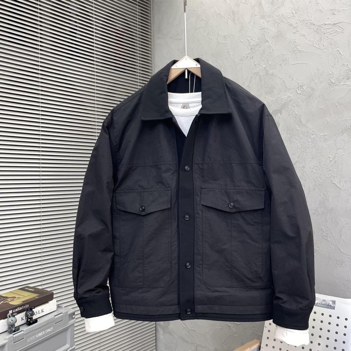 Осенняя новая модная брендовая простая мужская куртка с лацканами, корейская однотонная универсальная красивая куртка с шитьем 4XL чёрный
Осенняя новая модная брендовая простая мужская куртка с лацканами, корейская однотонная универсальная красивая куртка с шитьем 4XL чёрный