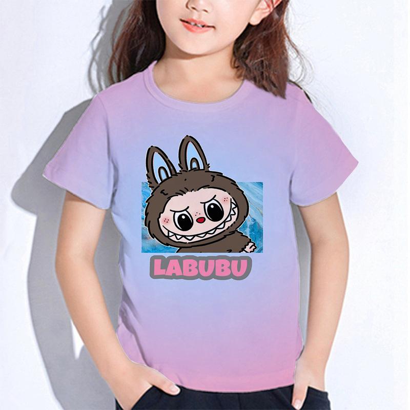 Летние детские футболки Labubu с героями мультфильмов «Монстры» для мальчиков и девочек, детские футболки с короткими рукавами, одежда для малышей, верхняя одежда для малышей 150
Летние детские футболки Labubu с героями мультфильмов «Монстры» для мальчиков и девочек, детские футболки с короткими рукавами, одежда для малышей, верхняя одежда для малышей 150