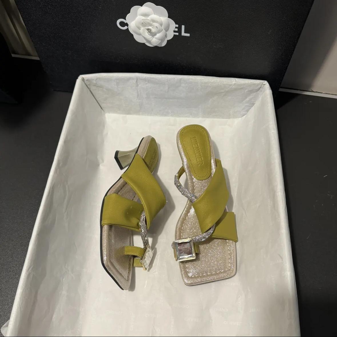 High-heeled sandals women s summer 2025 new thick-heeled temperament high-end matching skirt beautiful rhinestone slippers outer wear 40
High-heeled sandals women s summer 2025 new thick-heeled temperament high-end matching skirt beautiful rhinestone slippers outer wear 40