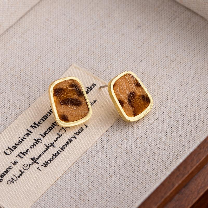 Retro Maillard Leopard Print Flocking Earrings, High-End Women S Hong Kong Style Fashion Studs, Light Luxury Niche Earrings.
Retro Maillard Leopard Print Flocking Earrings, High-End Women S Hong Kong Style Fashion Studs, Light Luxury Niche Earrings.