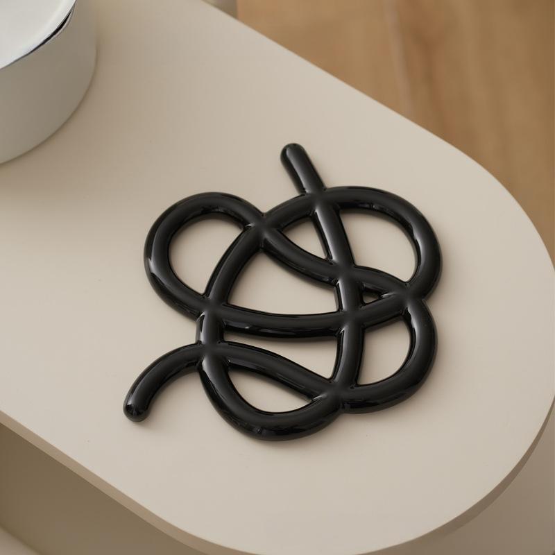 Creative Ceramic Heat Insulation Table Mat Kitchen Resistant Hot Plate Pad Decorative Bowl Pad Hot Pot Pad L чёрный
Creative Ceramic Heat Insulation Table Mat Kitchen Resistant Hot Plate Pad Decorative Bowl Pad Hot Pot Pad L чёрный