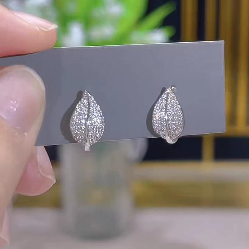 Huitan Chic Cubic Zirconia Leaf Hoop Earrings for Women Copper Color Dainty Circle Earrings Statement Accessories Trendy Zircon
Huitan Chic Cubic Zirconia Leaf Hoop Earrings for Women Copper Color Dainty Circle Earrings Statement Accessories Trendy Zircon