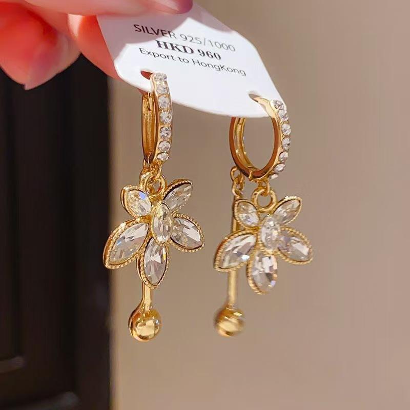 Light luxury diamond-set round flower ear buckle retro high-end personalized earrings show face thin fashion temperament earrings women жёлтый
Light luxury diamond-set round flower ear buckle retro high-end personalized earrings show face thin fashion temperament earrings women жёлтый