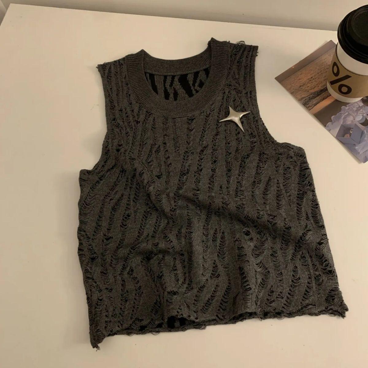 American Retro Cool & Hot Style Ripped Sleeveless Tank Top Women s Summer Short Outerwear Slim High-Waist Crop Hot Girl Top one size сірий колір
American Retro Cool & Hot Style Ripped Sleeveless Tank Top Women s Summer Short Outerwear Slim High-Waist Crop Hot Girl Top one size сірий колір