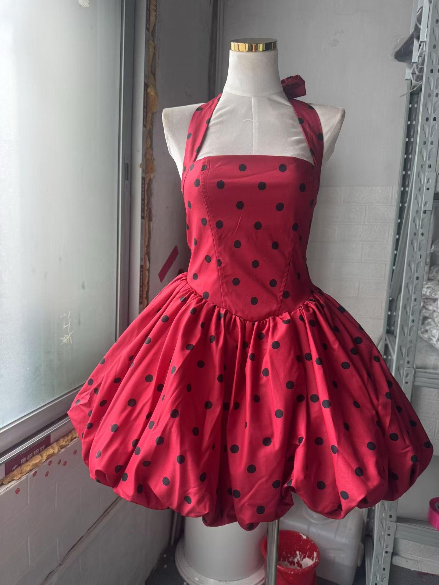2025 New Polka Dot Halter Neck Ruffle Patchwork Dress Large червоний
2025 New Polka Dot Halter Neck Ruffle Patchwork Dress Large червоний