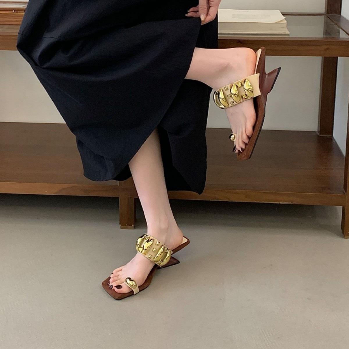 Closed-Toed Cool Slippers Women S Niche Summer One-Word With Metal Buckle Special-Shaped And Thick-Soled Slippers 39
Closed-Toed Cool Slippers Women S Niche Summer One-Word With Metal Buckle Special-Shaped And Thick-Soled Slippers 39