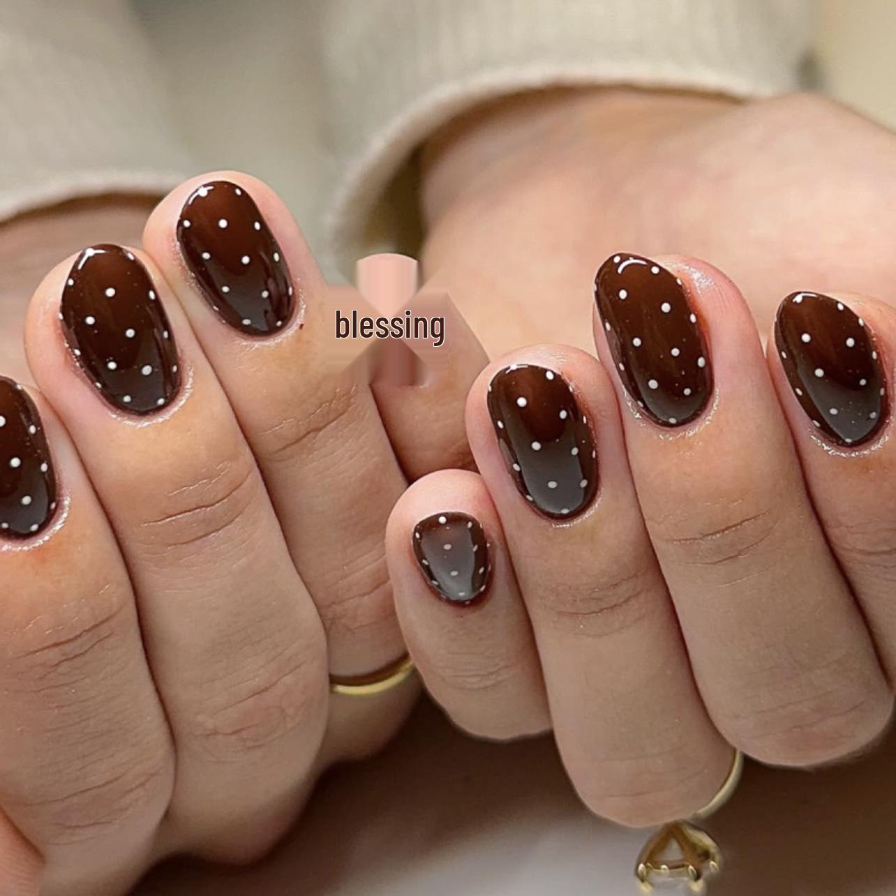 Brown Series Autumn/Winter Wearable Nail Art: White Polka Dot Short Round False Nails
Brown Series Autumn/Winter Wearable Nail Art: White Polka Dot Short Round False Nails