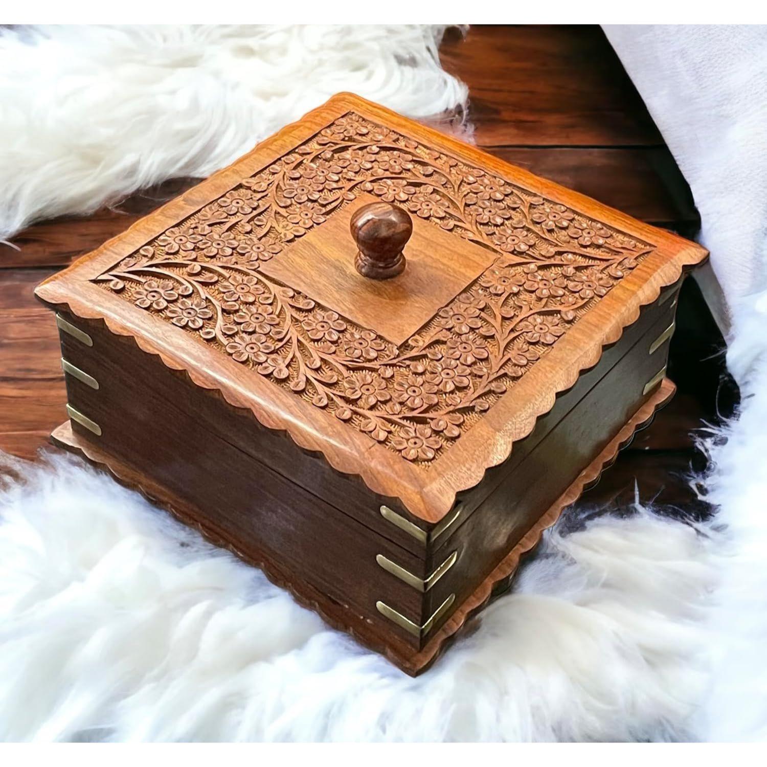 Тиковое дерево Коробка для сухофруктов | 4 отделения | Ручная работа | Ручная резьба | Резная крышка | Стеклянная крышка | Квадратная форма | Стандартный размер - 8,5 x 4 дюйма (Шишем Вуд)