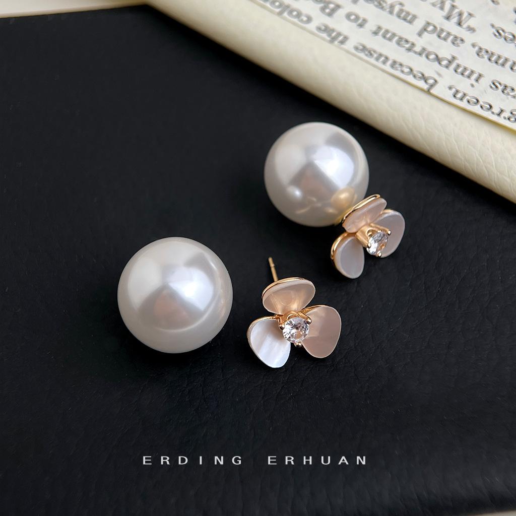 The real thing is beautiful~ real shell clover inlaid with zircon, one pair of new elegant earrings, earrings.
The real thing is beautiful~ real shell clover inlaid with zircon, one pair of new elegant earrings, earrings.