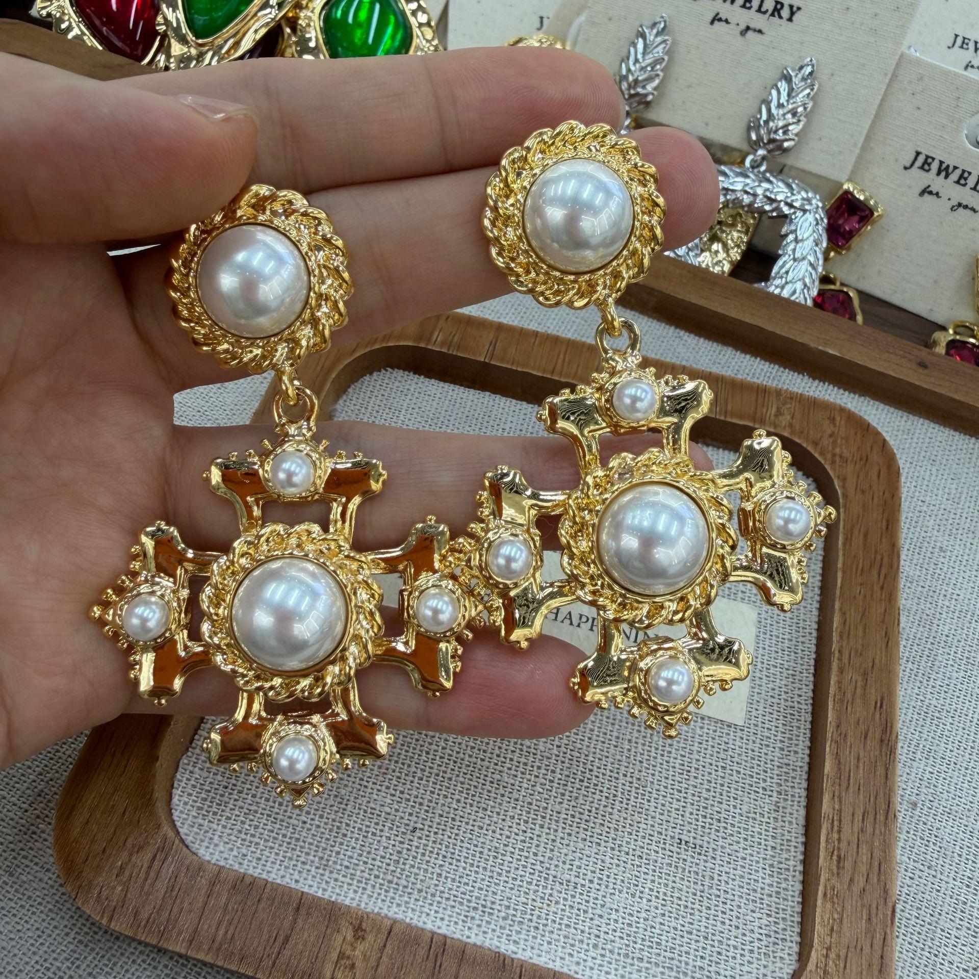 Vintage Shijiazhu Style Cross Pearl Earrings, Court Light Luxury, High-End Design Earrings
Vintage Shijiazhu Style Cross Pearl Earrings, Court Light Luxury, High-End Design Earrings