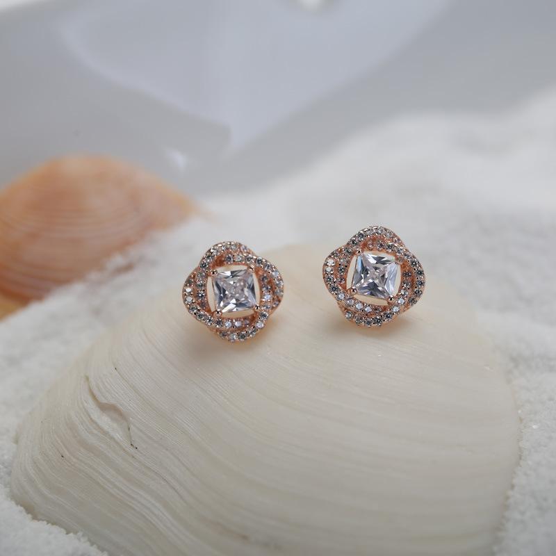 Классические и элегантные серьги с камнями. Новые модные серьги OL High-end. Серьги в стиле темперамент.
Классические и элегантные серьги с камнями. Новые модные серьги OL High-end. Серьги в стиле темперамент.