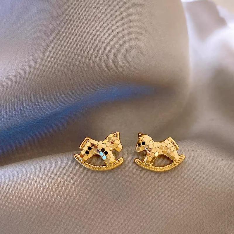 Golden Horse-shaped Hollow Earrings for Women, Exquisite and Shiny Earrings, Fashionable and Luxurious Style Ear Accessories Shattered Ice Carousel
Golden Horse-shaped Hollow Earrings for Women, Exquisite and Shiny Earrings, Fashionable and Luxurious Style Ear Accessories Shattered Ice Carousel