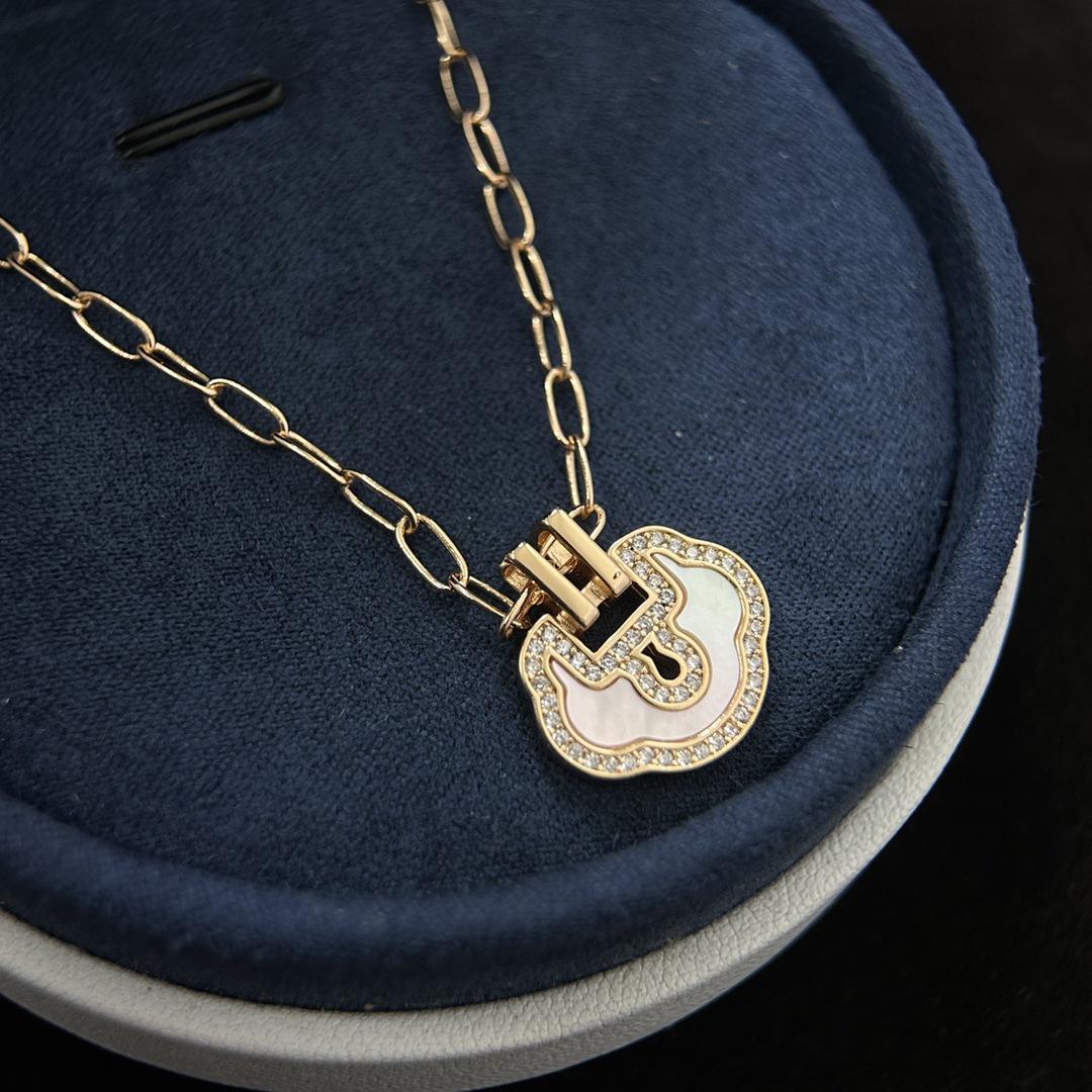 Qi Family Высококачественный халцедон и серебро 925 пробы Ожерелье с замком долголетия с перламутровым дизайном Жуи Platinum
Qi Family Высококачественный халцедон и серебро 925 пробы Ожерелье с замком долголетия с перламутровым дизайном Жуи Platinum