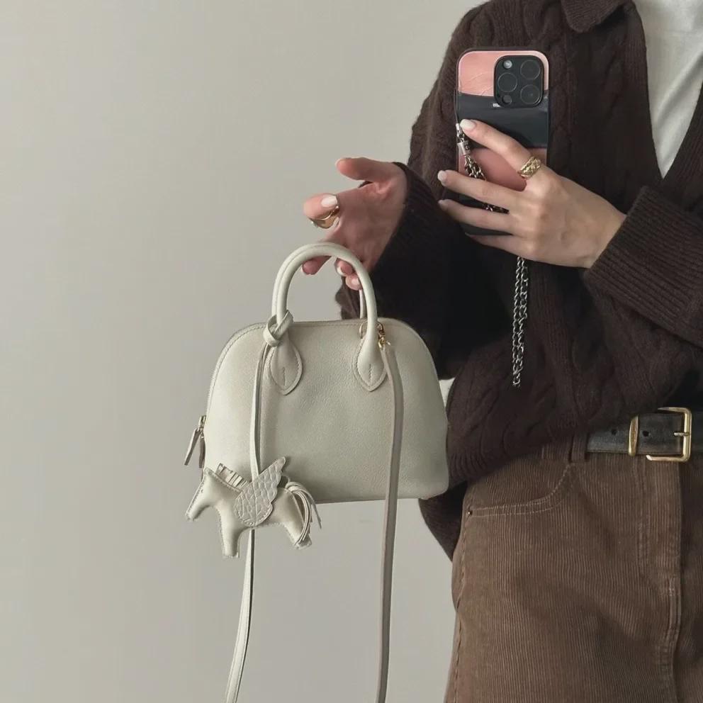 Bolide Mini Bowling Leather Handbag: Women s Semi-Waxed First-Layer Cowhide Shoulder and Messenger Bag 18-9-14cm with Box
Bolide Mini Bowling Leather Handbag: Women s Semi-Waxed First-Layer Cowhide Shoulder and Messenger Bag 18-9-14cm with Box